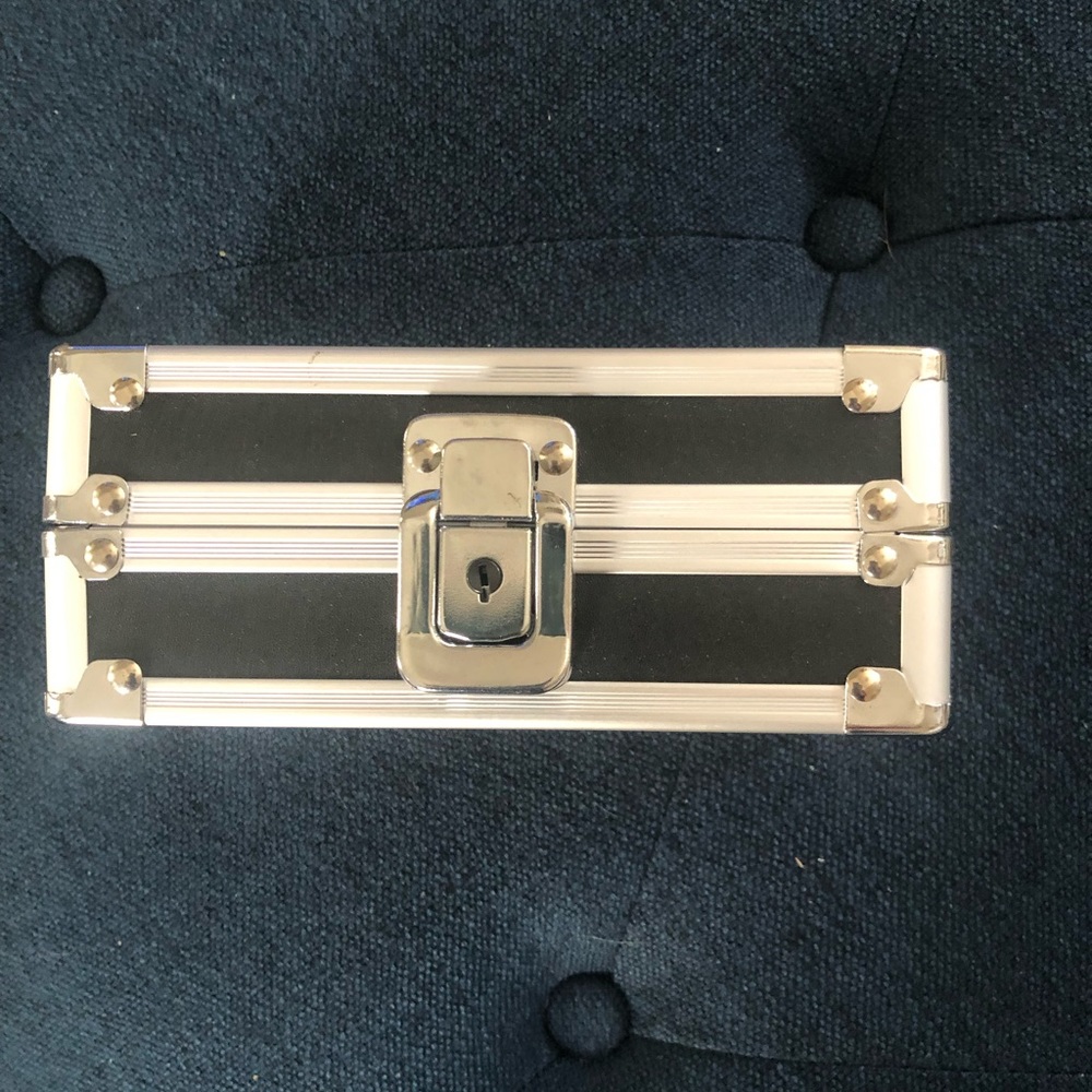 Vaultz lock box with key - Picture 2 of 3